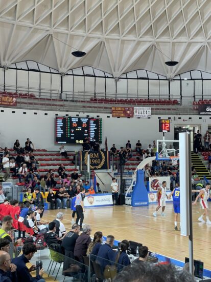 Il tabellone all'intervallo della gara tra la Virtus Roma e Piombino. 