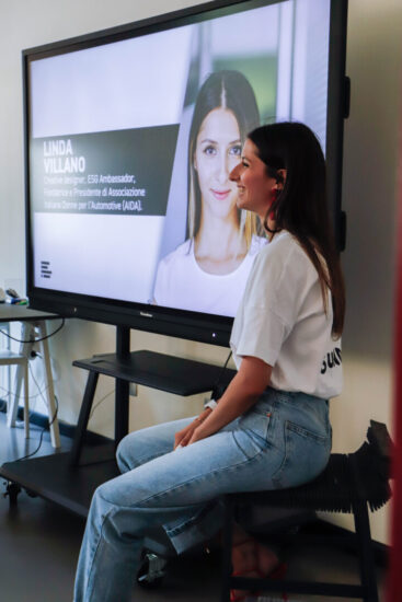 Linda Villano durante una presentazione della sua attività 