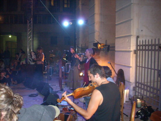 Canti popolari e giovani artisti: la tradizione che ritorna