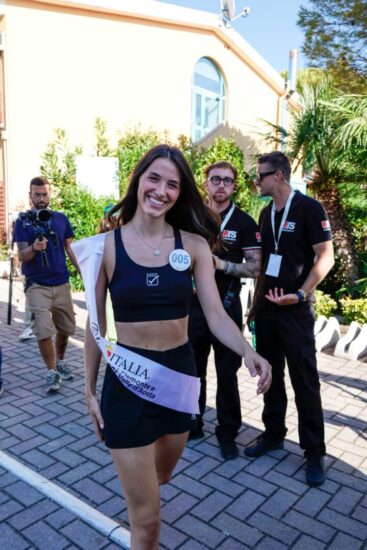 Beatrice Sartori sorride alla telecamera