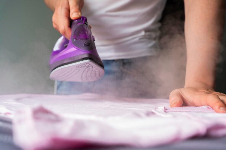 Extreme ironing: la follia di stirare in luoghi impensabili