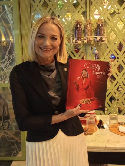 L'autrice Antonella Amodio con il suo libro Calici & Spicchi