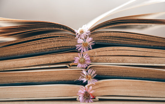Libri antichi aperti con fiori tra le pagine