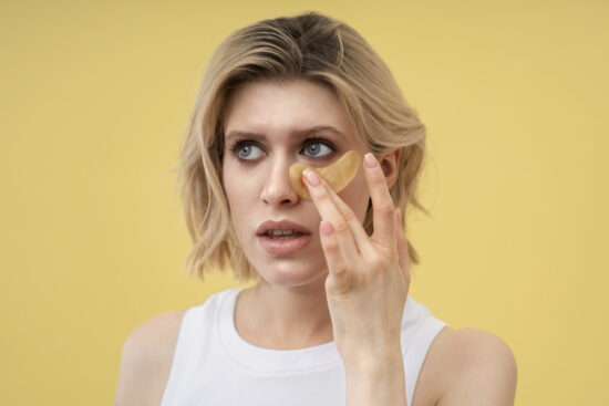 Nascondere le occhiaie: l’uso del correttore e non solo