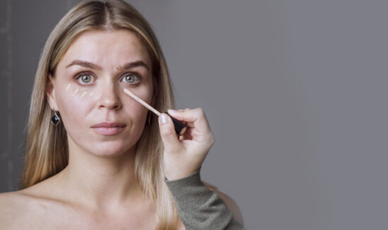 Nascondere le occhiaie: l’uso del correttore e non solo