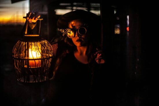 Halloween in USA Foto di Ekaterina Belinskaya: https://www.pexels.com/it-it/foto/donna-con-occhiali-steampunk-che-tiene-una-lanterna-4700946/