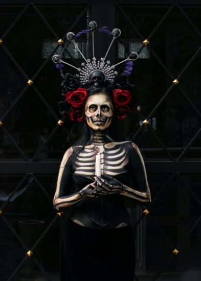 Dias de los Muertos Foto di Yessi Trex📸🦖✨️: https://www.pexels.com/it-it/foto/splendido-trucco-da-catrina-per-il-giorno-dei-morti-in-messico-34126932/