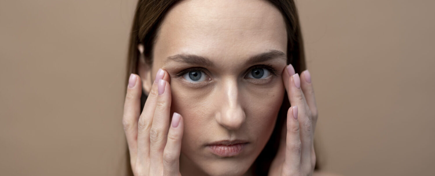 Nascondere le occhiaie: l’uso del correttore e non solo