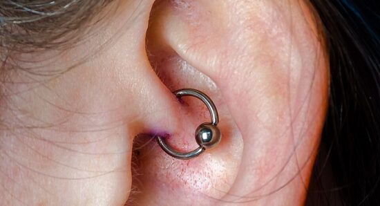 Esempio di Daith piercing all'orecchio