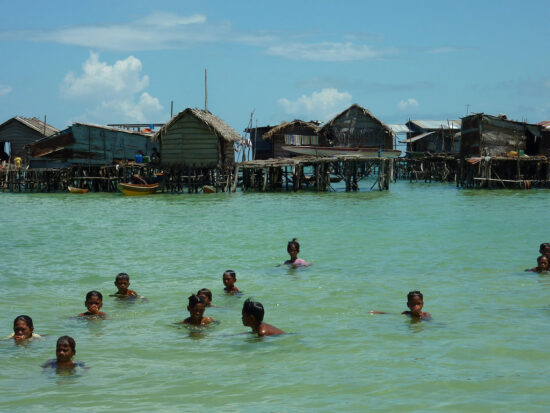 I Bajau: vivere sospesi tra onde e cielo