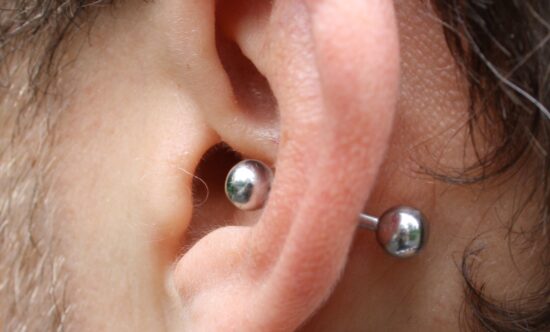 Conch piercing visibile nella parte centrale dell'orecchio