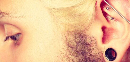 Rook piercing posizionato nella piega interna