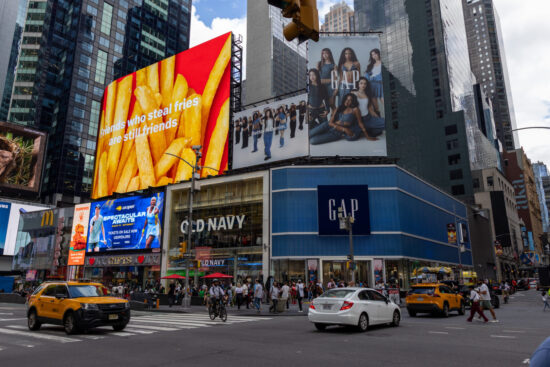 Cat’s Eye Effect: Katseye riscrive le regole del fashion