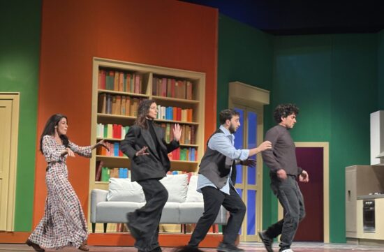 Scena dal primo episodio di Life is life