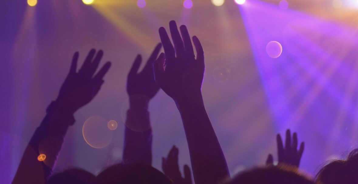 Cos'è il soft clubbing e perchè piace alla Generazione Z