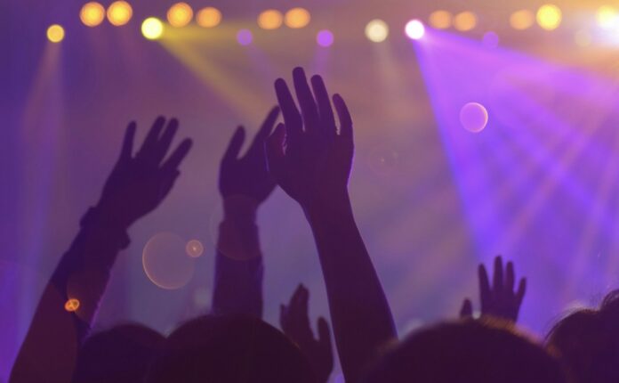 Cos'è il soft clubbing e perchè piace alla Generazione Z