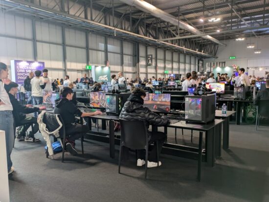 Postazioni dove i ragazzi provano le novità per pc alla Milano Games Week
