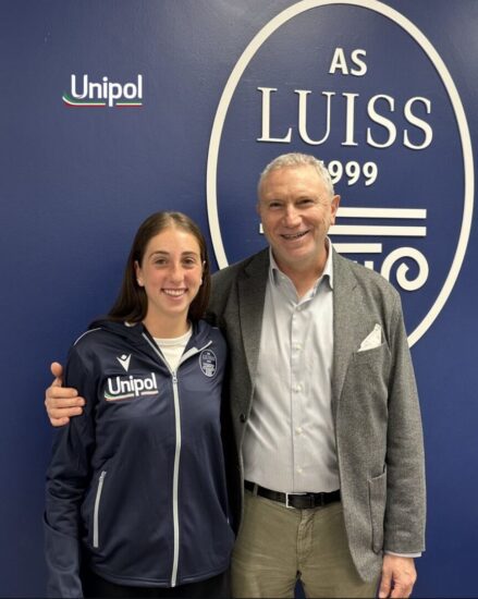 Greta Donato in posa in questo scatto fotografico con alle spalle il logo della Luiss l'università che le permette di studiare, allenarsi e gareggiare ad alti livelli.