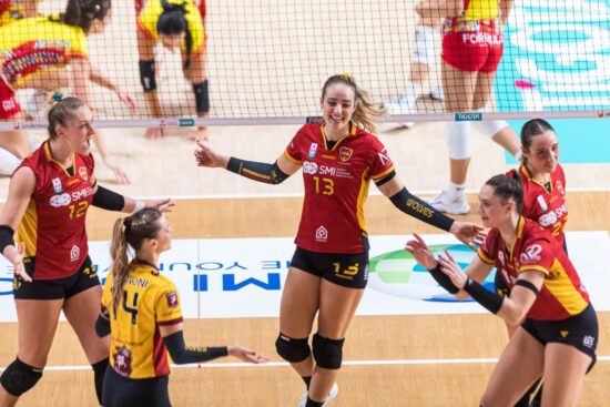 Ludovica Guidi esulta con le compagne dopo un punto realizzato.