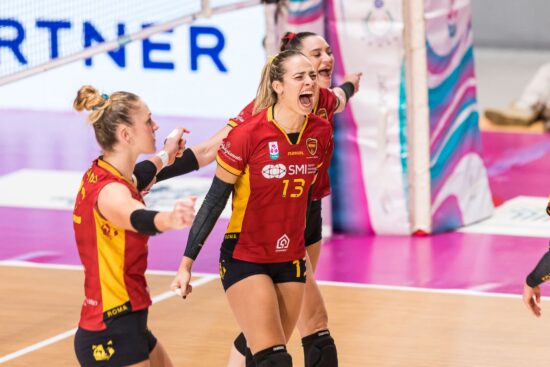 L'esultanza di Ludovica Guidi e delle compagne dopo un punto decisivo.