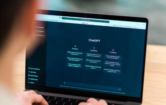 Imitare l’intelligenza artificiale: la tendenza a scrivere come un bot