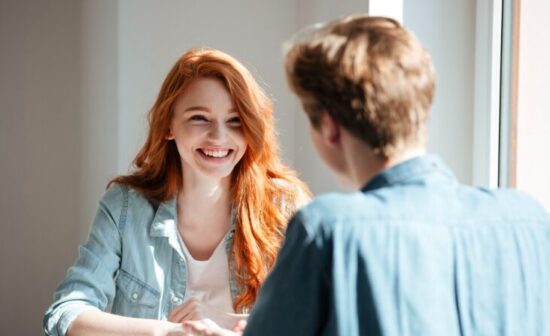 Imitare l’intelligenza artificiale: la tendenza a scrivere come un bot