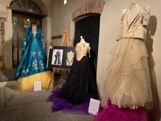 Abiti esposti alla mostra Sculture di Stoffa a Salerno