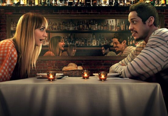 Kaley Cuoco e Pete Davidson nel film Il giorno perfetto