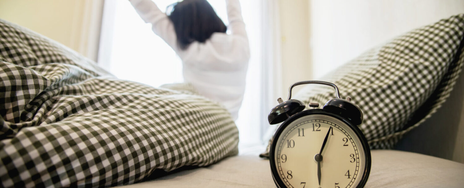 La signora sveglia si allunga pigramente la mattina- migliori abitudini mattutine