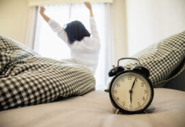 La signora sveglia si allunga pigramente la mattina- migliori abitudini mattutine