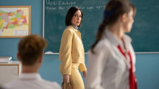 Uno dei personaggi in una scena della serie tv Netflix, Lettere dal passato