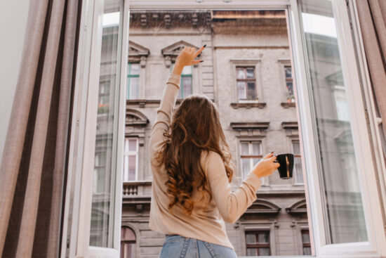 Ritratto dell'interno dalla parte posteriore della ragazza sottile.