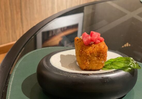 Frittatina cacio e pepe con tartare di fassona