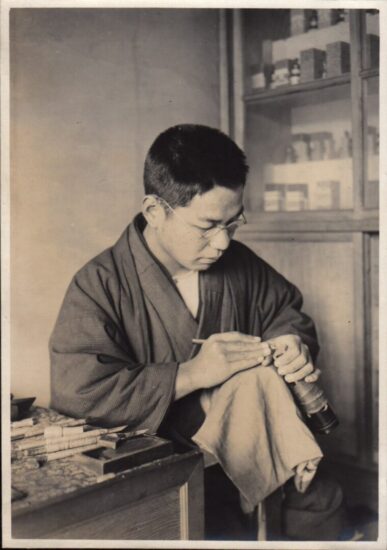 Artigiano giapponese che intaglia un hanko tradizionale