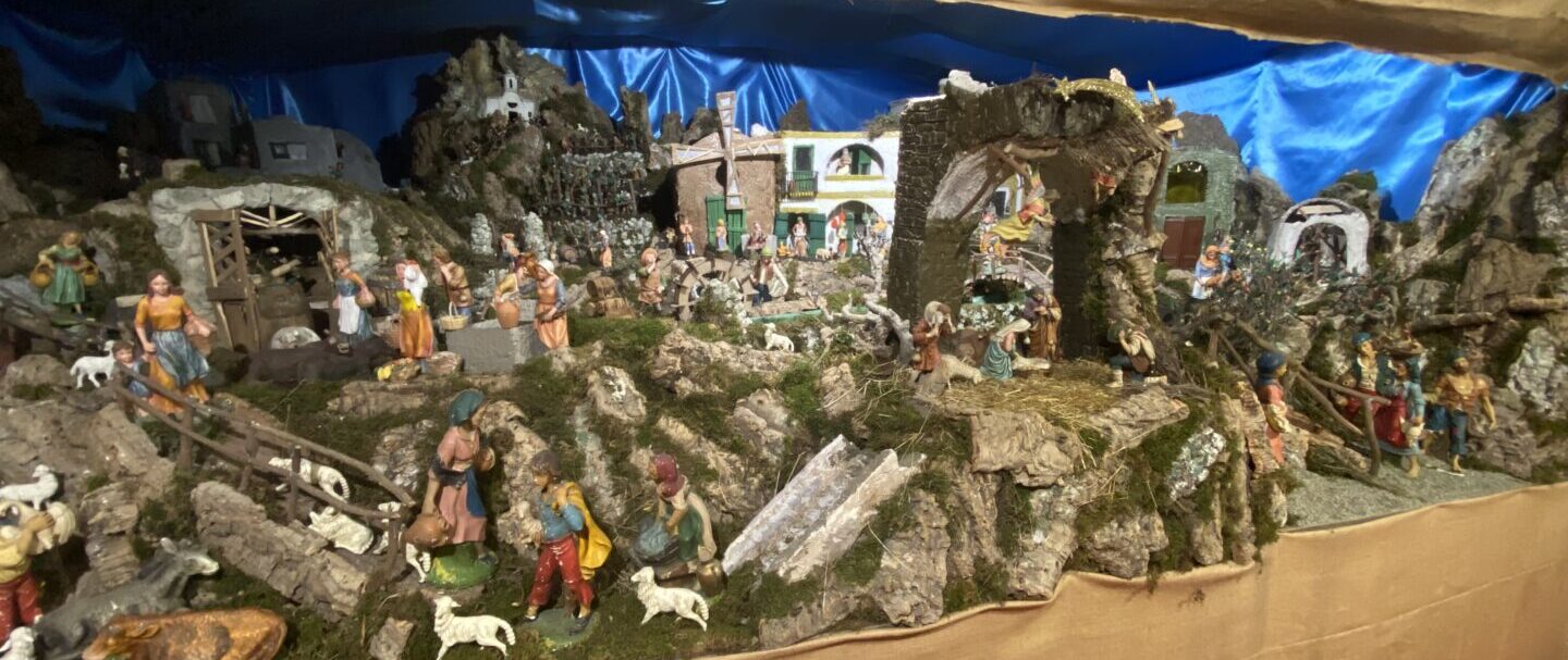 ’incanto di Serrara: un Presepe sospeso tra cielo e mare
