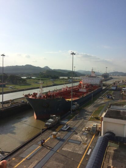 Transito di una nave nel Canale di Panama