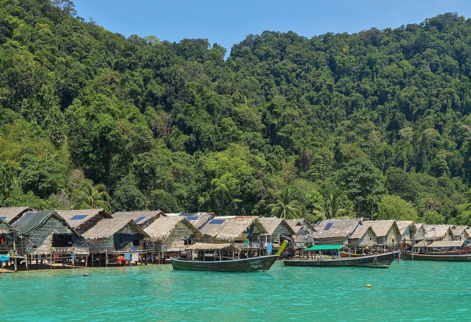 Villaggio galleggiante del popolo Moken in Thailandia