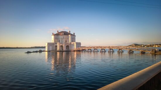Casina Vanvitelliana sul Lago Fusaro a Bacoli illuminata per San Valentino