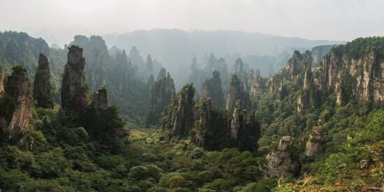 Zhangjiajie, un paesaggio sospeso tra nebbia e colonne di roccia.