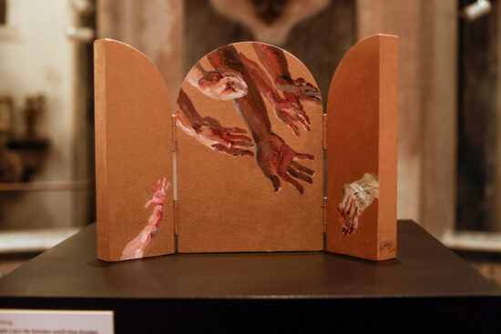 Opera di Yu Hong intitolata Death Can't Be Known untile One Knows Life esposta al Pio Monte