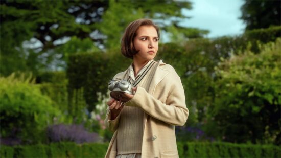 Mia McKenna-Bruce nella serie tv I sette quadranti