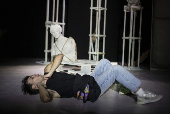 Scena dello spettacolo La città dei vivi al Teatro Bellini