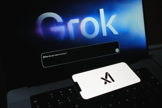 Logo Grok AI su sfondo digitale