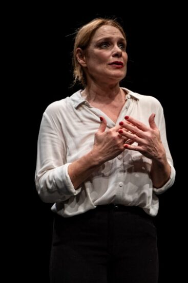 Fabrizia Sacchi nel ruolo di Maria Croce nello spettacolo Stabat Mater