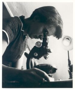 Rosalind Franklin al microscopio