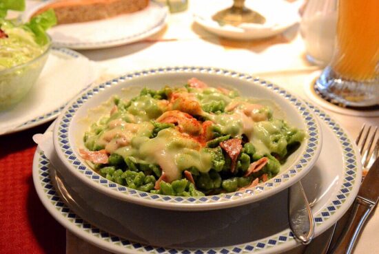Spätzle di spinaci piatto tipico tedesco