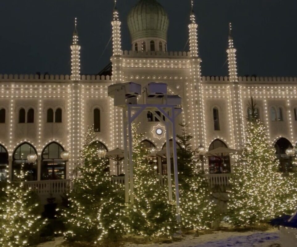I Giardini di Tivoli a Copenaghen, storico parco divertimenti con giardini curati e attrazioni iconiche.