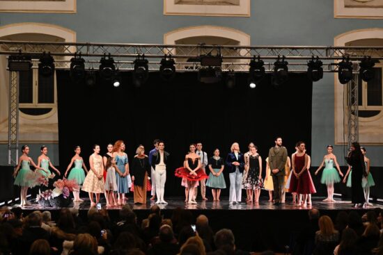 L'Accademia dello Spettacolo durante i saluti finali della serata del 5 Gennaio 2026 al Galoppatoio Reale della Reggia di Portici