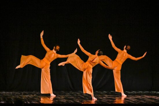 Un momento della coreografia Fiore di Loto di Irma Cardano con le allieve dell'Accademia dello Spettacolo