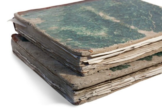 Dettaglio di libri vintage usurati e rovinati